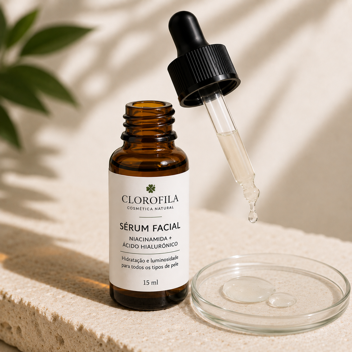 Textura do Sérum Facial Clorofila com Niacinamida e Ácido Hialurónico em pipeta e placa de vidro